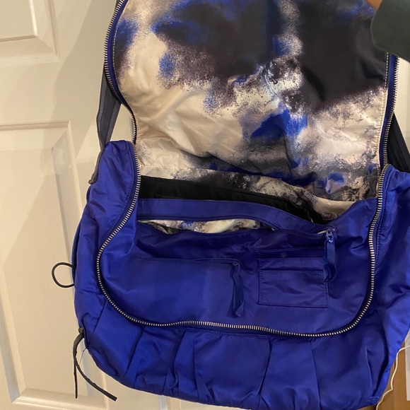 Lululemon Messenger bag - Picture 2 of 3